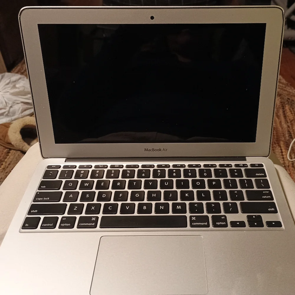 Apple MacBook Air 11-inch, Mid 2012 W/Charging Cord